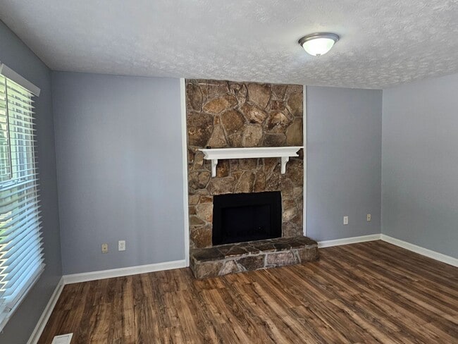 Building Photo - 3 bedroom 2 bath home with basement