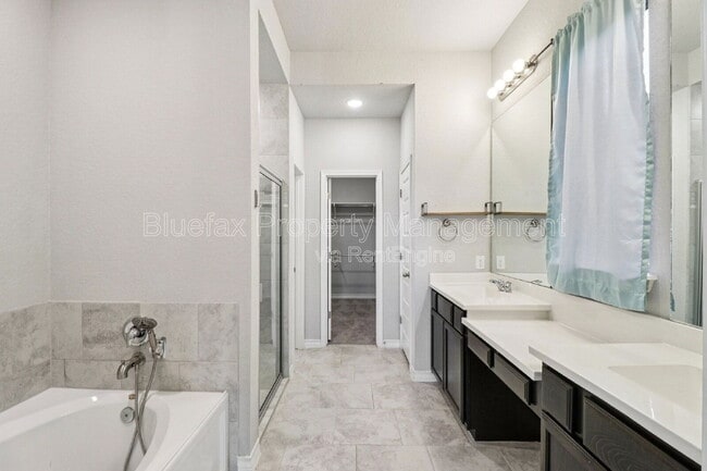 Building Photo - 10208 High Noon Dr