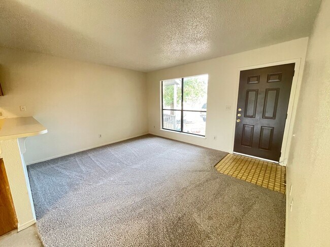 Building Photo - Cosy 2-1 1/2 with a great yard!