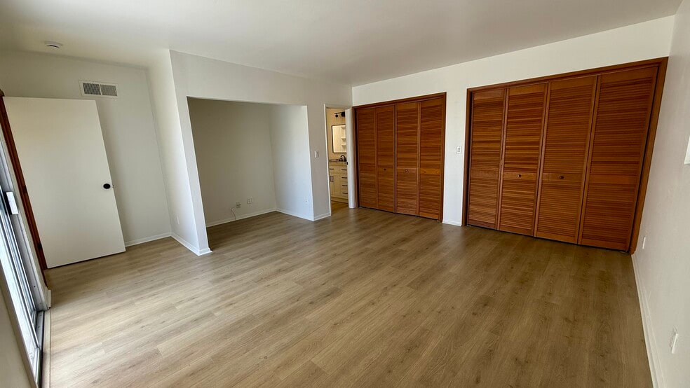 Master bedroom with 2 closets - 935 Sapphire St