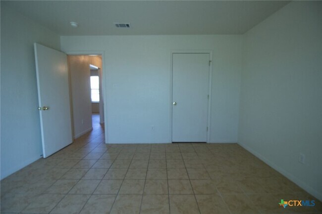 Building Photo - 400 Justin Ln