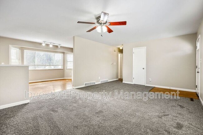 Building Photo - 403 Elmwood Dr