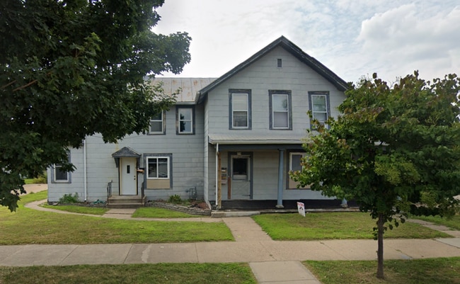 Building Photo - 312 6th St S