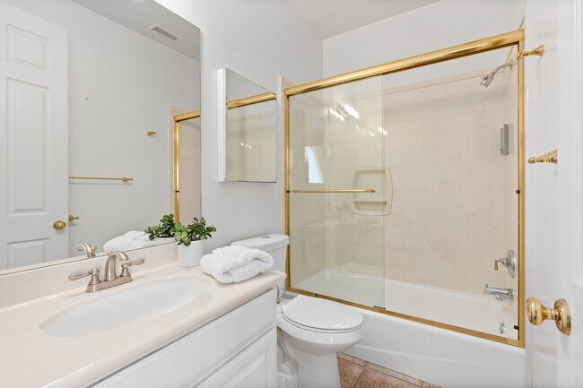 Building Photo - Spacious 7-Bedroom Home with Ocean Views i...