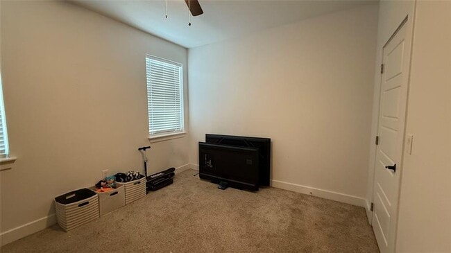 Building Photo - 2415 Ridgeview Dr
