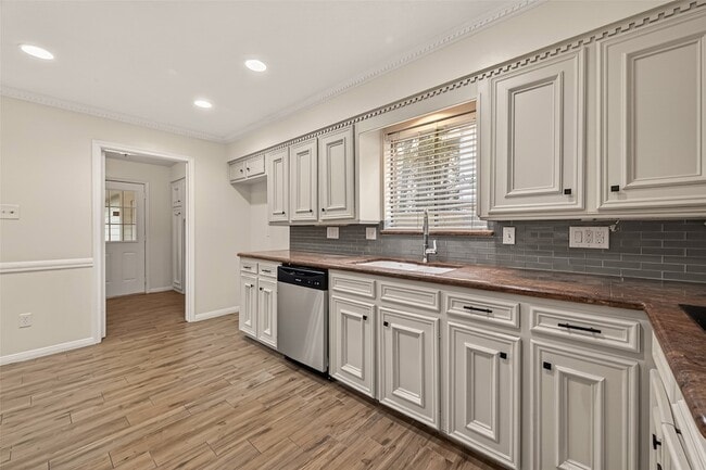 Building Photo - 422 Willow Vista Dr