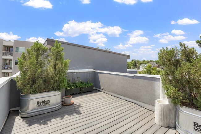 Building Photo - 1 Month Free - 2 Bed Room / 2.5 Bath - Roo...