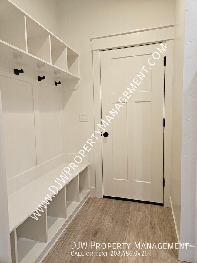 Building Photo - 1332 N Meadowglen Ave