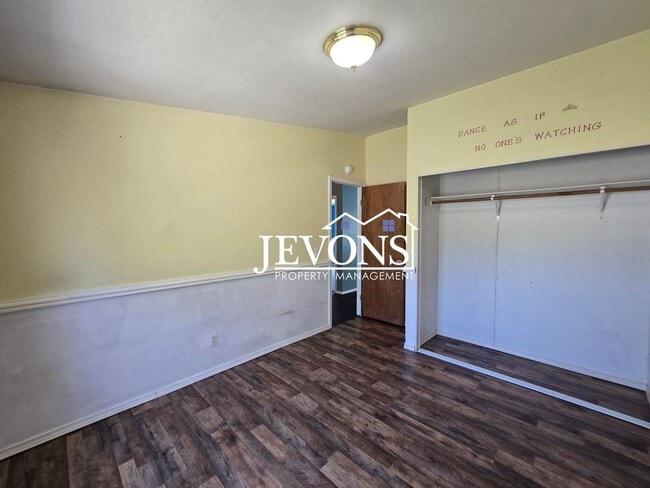 Building Photo - 4-bedroom single-family home with 1 fenced...