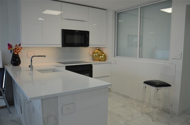 Building Photo - 6000 N Ocean Blvd