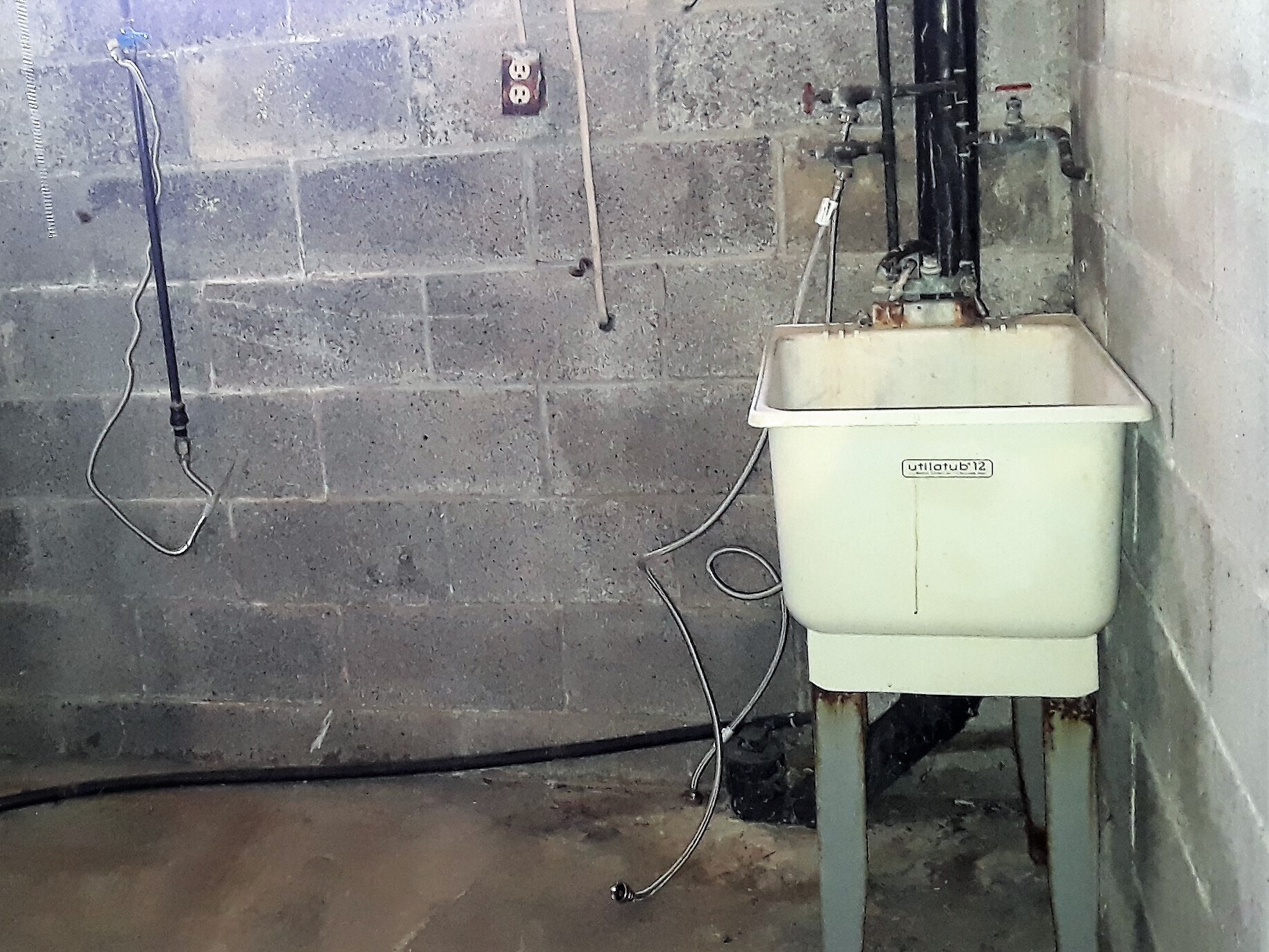 Laundry tub and washer dryer hook-up - 416 Brierly Ln