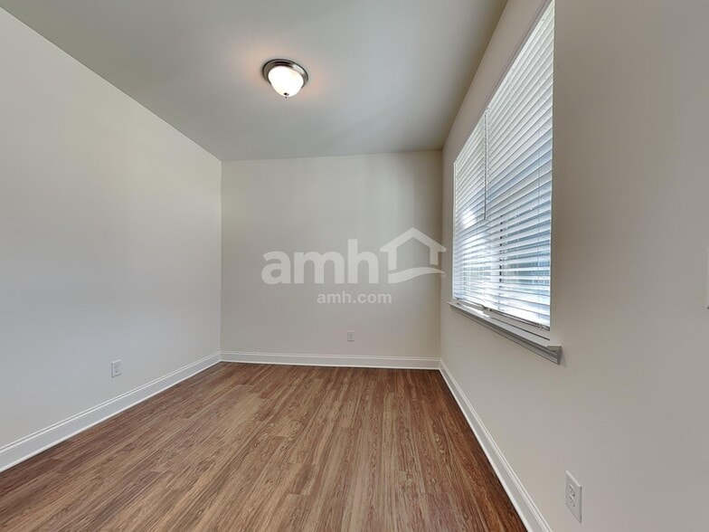 Building Photo - 5095 Hudson Vly Dr