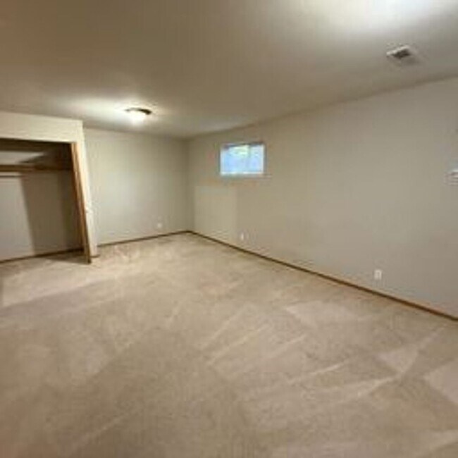 Building Photo - Beautiful home in highly desirable Bellevue neighborhood.