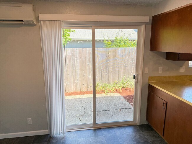 Building Photo - Updated 2 bedroom 1 bathroom dulpex in Springfield!