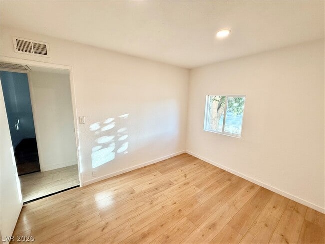 Building Photo - 510 E Simkins Rd