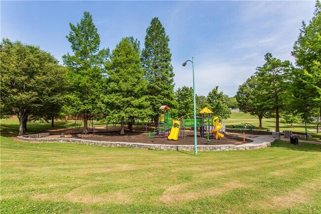 Building Photo - 112 Rogers St NE