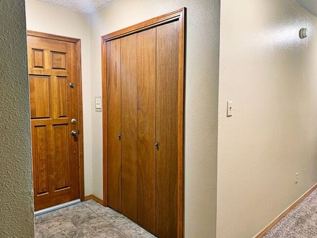 Building Photo - 3 Bedroom, 2 Bath, 2 car garage