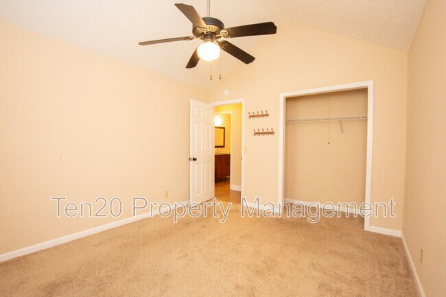 Building Photo - 11 Leah Ct