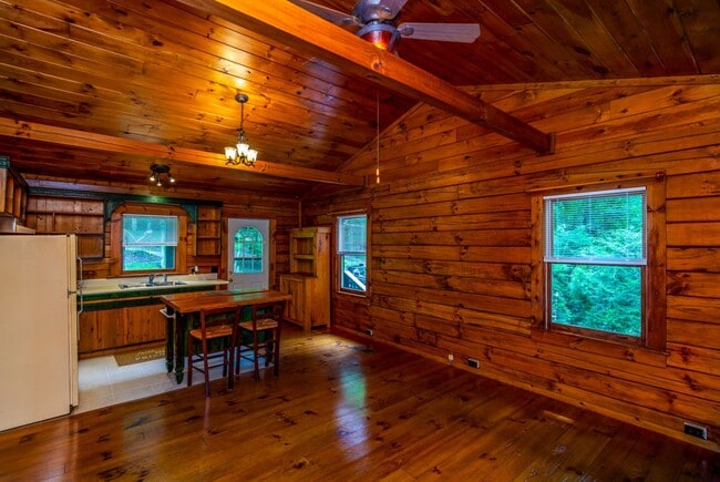 Building Photo - Mountain Living at it's Finest!