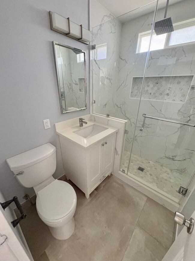 Building Photo - Bright and fresh Lawndale front house