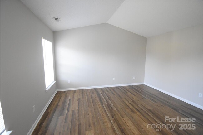 Building Photo - 8139 Chatham Oaks Dr