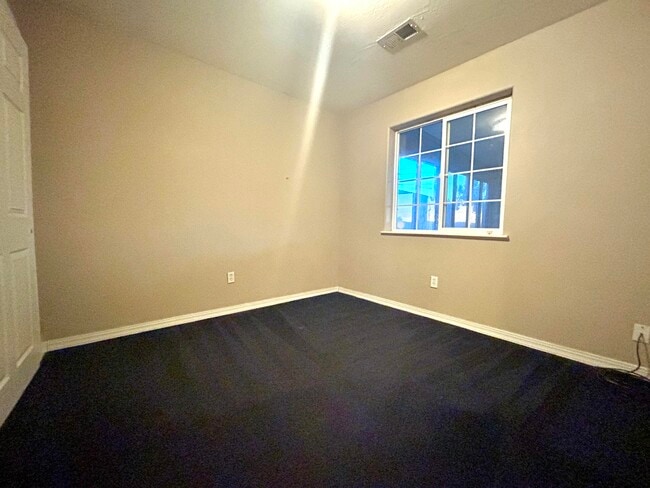 Building Photo - 85 Hartel Pl