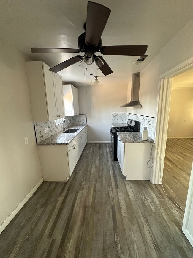 Building Photo - Newly Remodeled 3BR Home with Fireplace Ch...