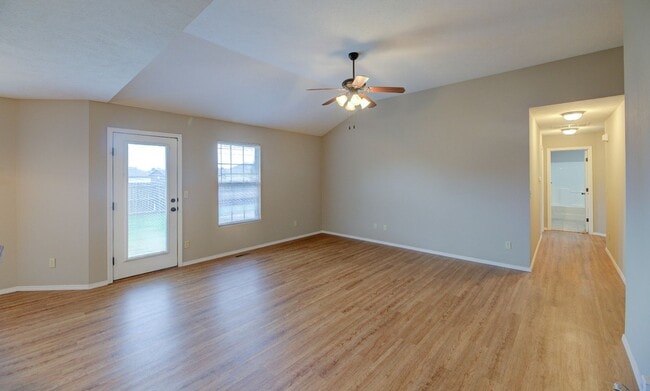 Building Photo - 3 bedroom home conveniently located on the east side of Republic