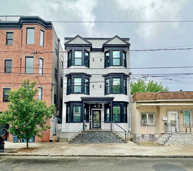 Primary Photo - 43 Thorne St