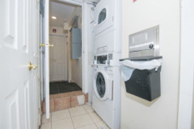 Building Photo - This is a steal for a 3 bed 2 bath in BROOKLINE!!!