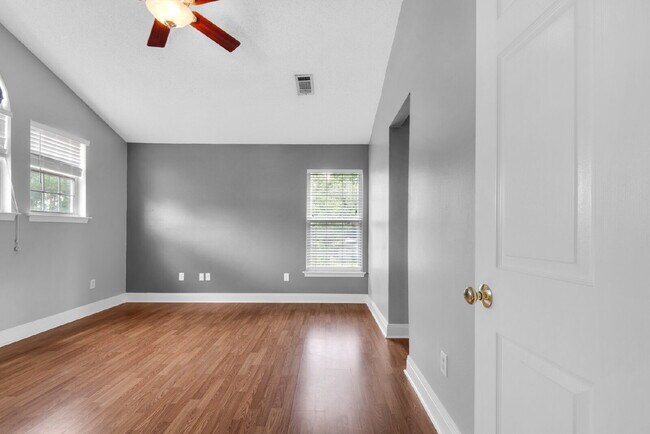 Building Photo - 879 Van Dyke Dr
