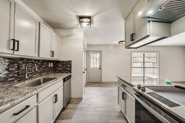 Building Photo - Charming 3-Bedroom Home with 2 Full Baths ...