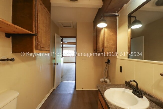 Building Photo - 2 Bed | 1 Bath | Large Backyard | $200 Move-in Special