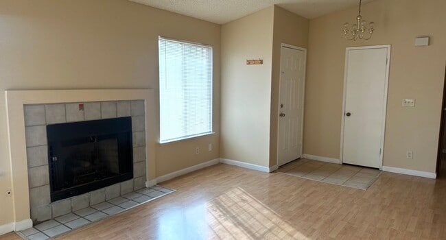 Building Photo - 2 BETHROOMS 2 BATHROOMS  2 CAR GARAGE HOUSE AVAILABLE FOR RENT