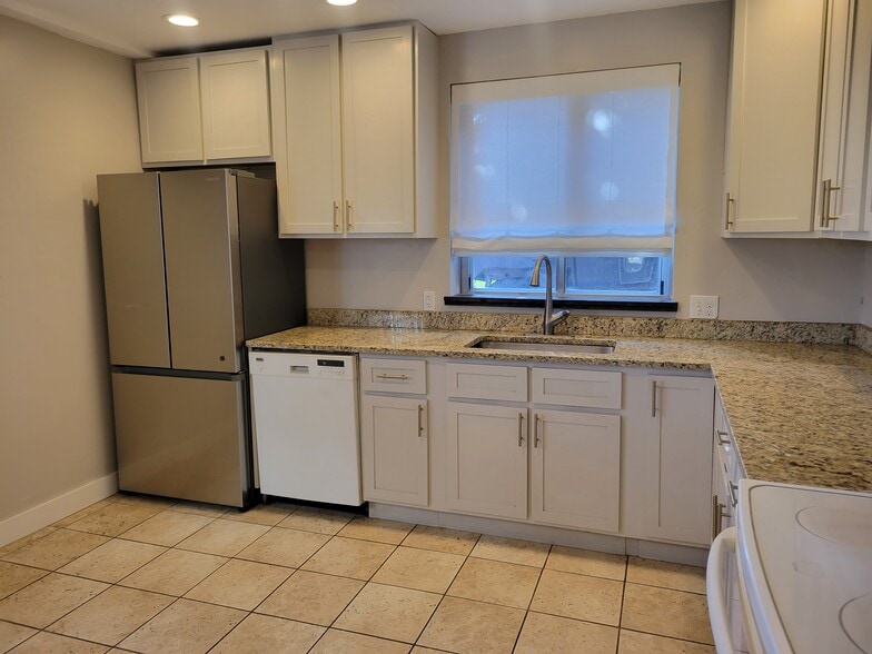 Kitchen - 16061 W 56th Plz