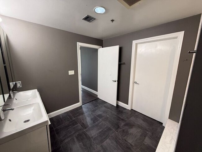 Building Photo - Modern Loft Living in the Heart of Downtow...