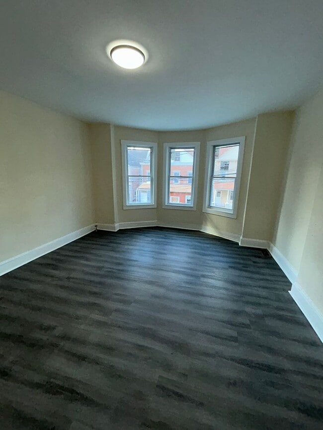 Building Photo - 510 N Hermitage Ave