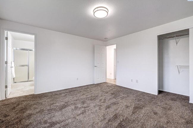 Building Photo - Nice Home, Yard care Included