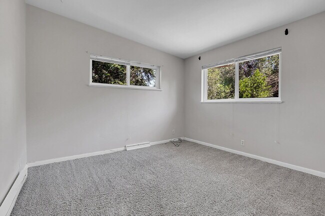 Building Photo - $1,995 - 3 Bed, 1 Bath Duplex Unit in Litt...