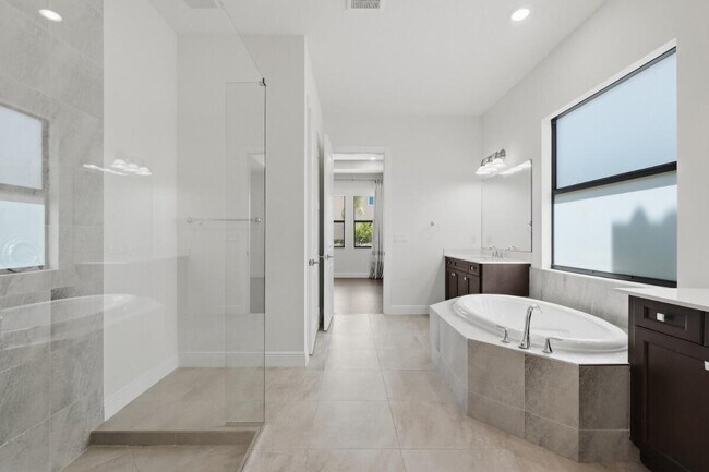 Building Photo - 11760 Bayview Cir