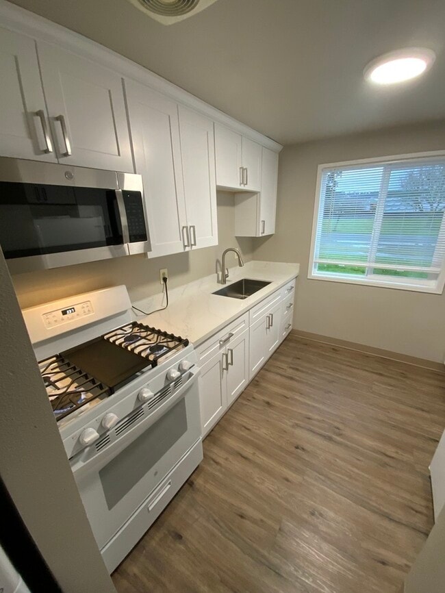 Building Photo - Sumner Townhome Duplex W/D w/ 1 car carport FREE JAN