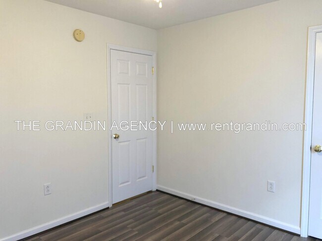 Building Photo - 1811 Meadows Ct