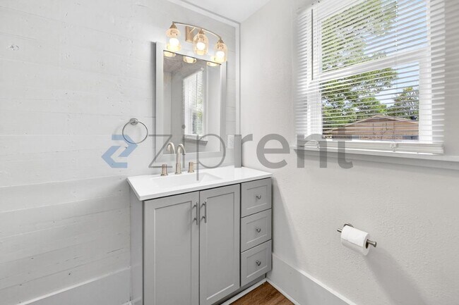 Building Photo - 309 Park St