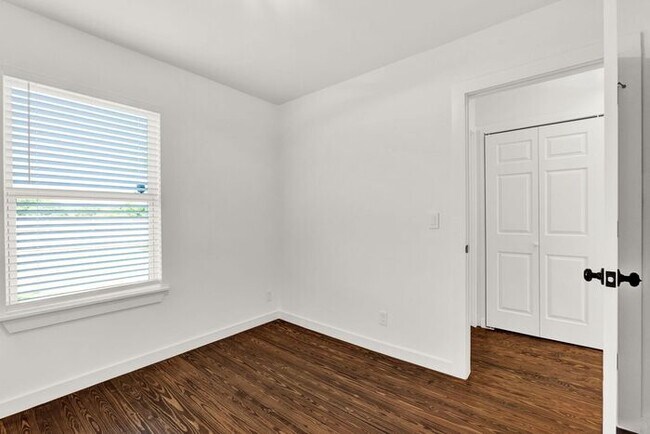 Building Photo - 2608 N Quaker Ave