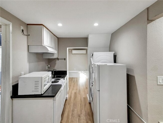 Building Photo - 985 1/2 Dexter Street Unit