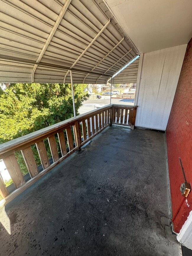 Building Photo - 1047 W Poplar St