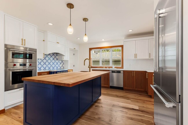 Building Photo - Updated 4 Bedroom North Capitol Hill Craftsman