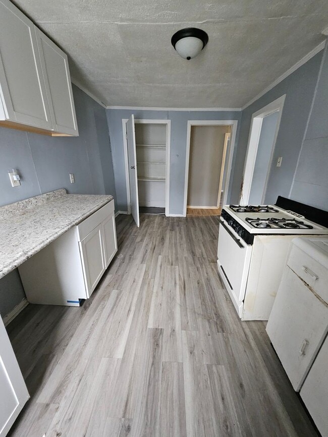 Building Photo - Upper 2 bedroom with gas included East Side