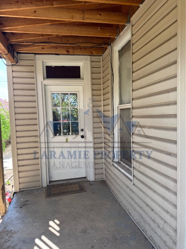 Building Photo - Pet Friendly 3 Bedroom Apartment