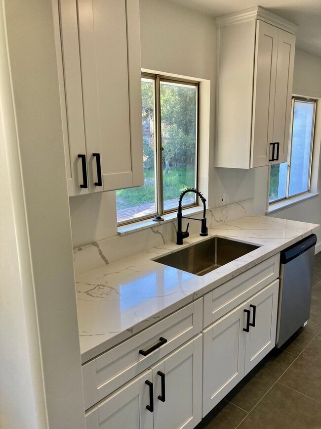 Building Photo - Mid-Century Modern Bay Park Home